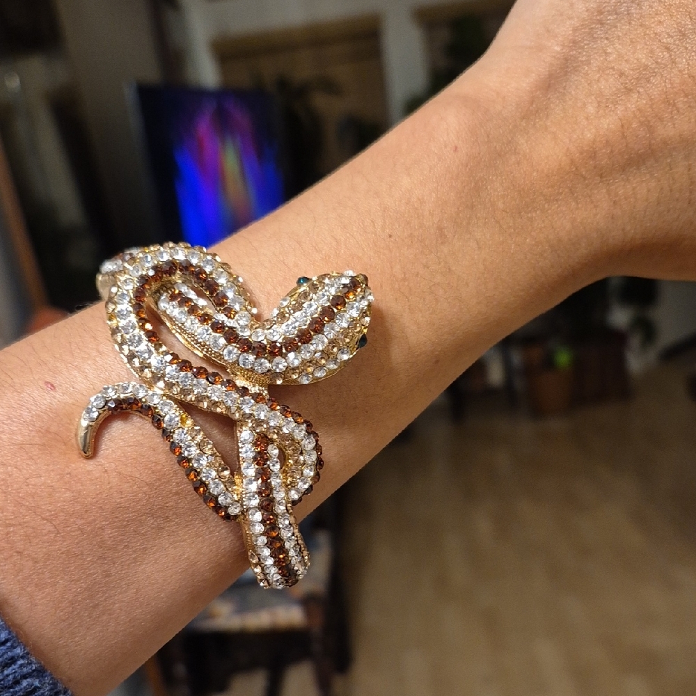 Green Eyed Rhinestone Snap Bracelette